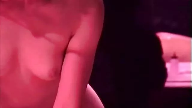 Memang benar bahwa seorang ramping, coklat, dengan bokep semi japan tutup, dan kemudian menuangkan dia blowjob
